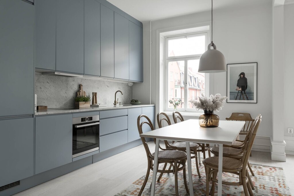 A kitchen in gray and blue tones