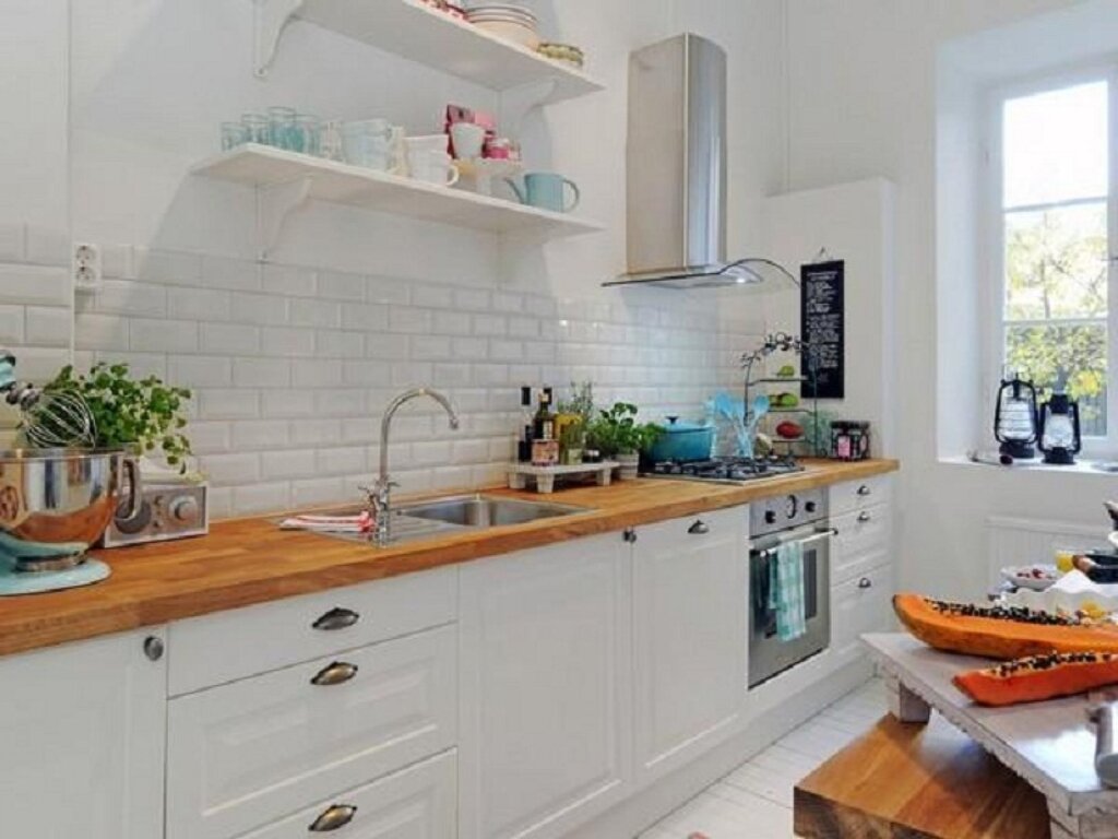 A kitchen backsplash without upper cabinets