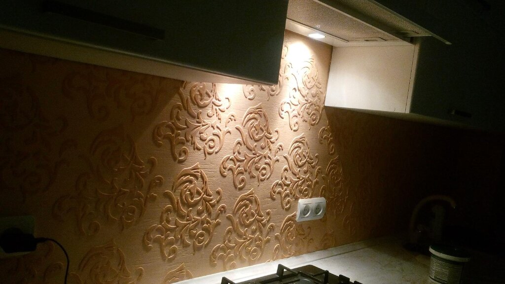 A kitchen backsplash made of decorative plaster