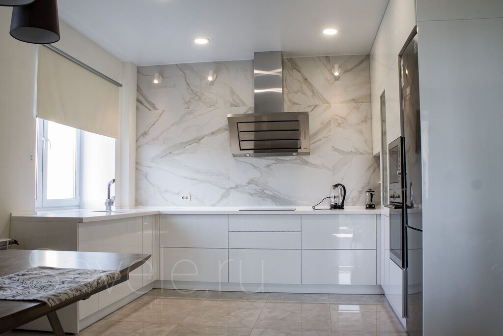 Kitchen backsplash made of porcelain stoneware