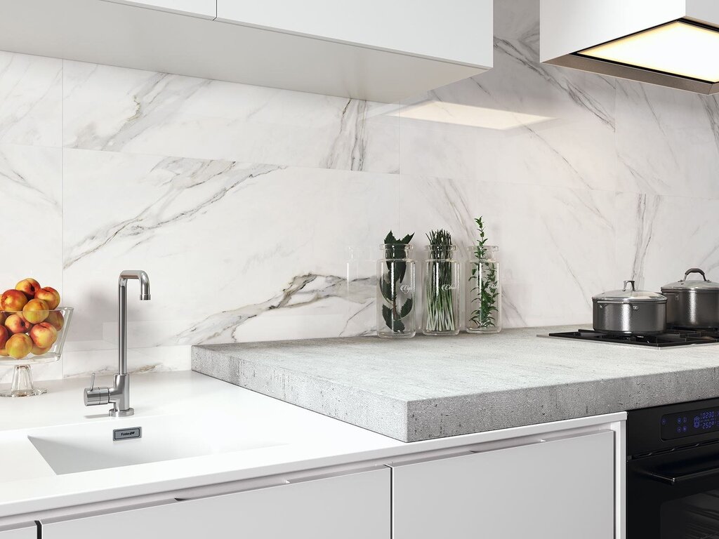 A kitchen backsplash made of marble-look porcelain stoneware