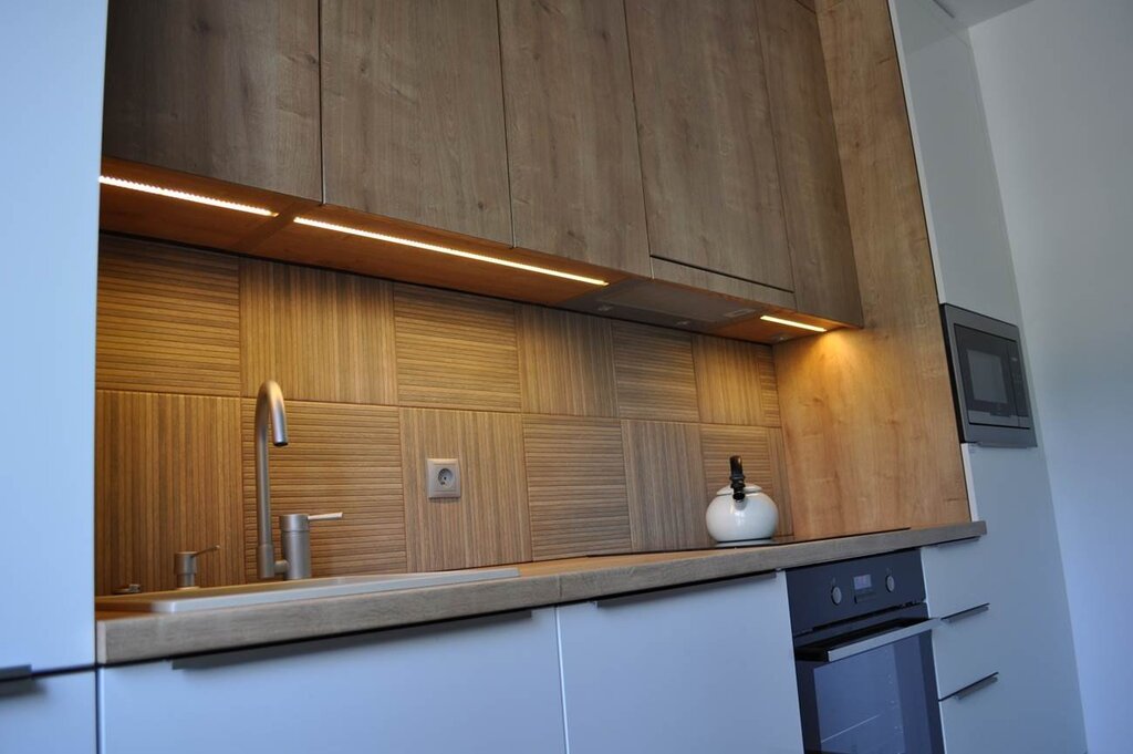 Kitchen backsplash made of slats