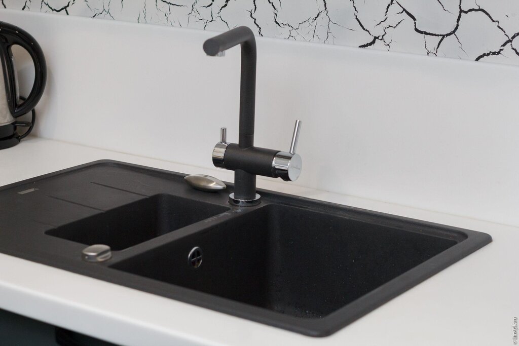 Kitchen set with a black sink