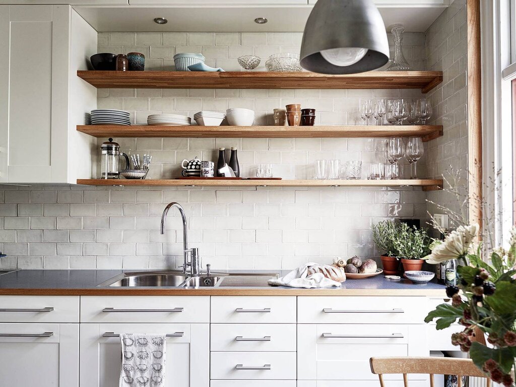 A kitchen set with open shelves on top