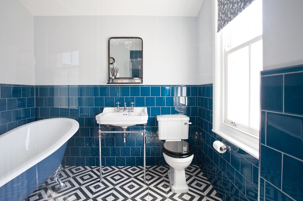 Square tile in the bathroom