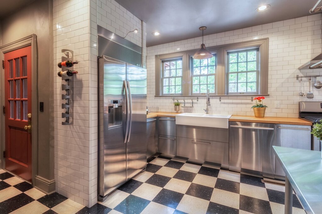 Quartz vinyl tile in the bathroom