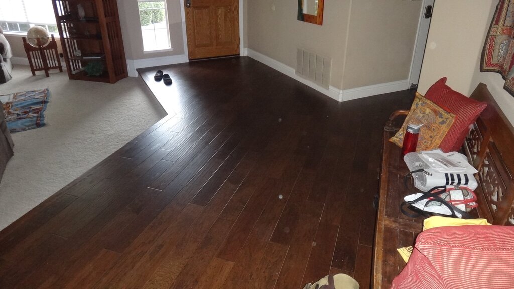 Laminate flooring without thresholds for the entire apartment