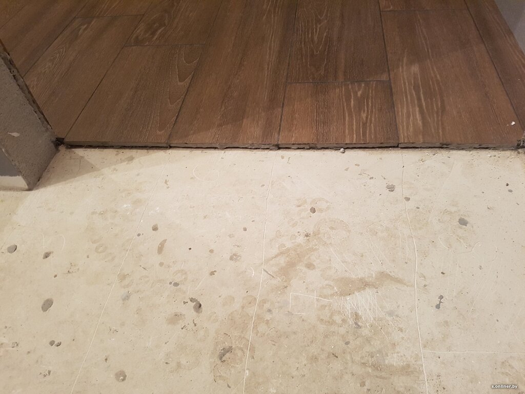 Laminate with tile without a threshold