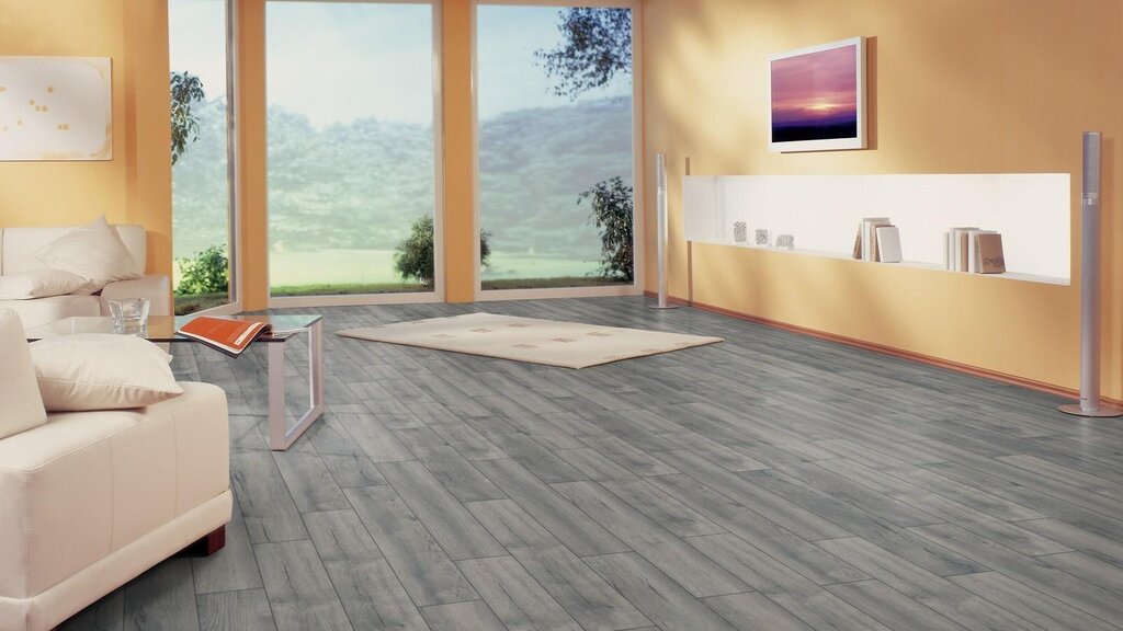 Laminate flooring in the apartment