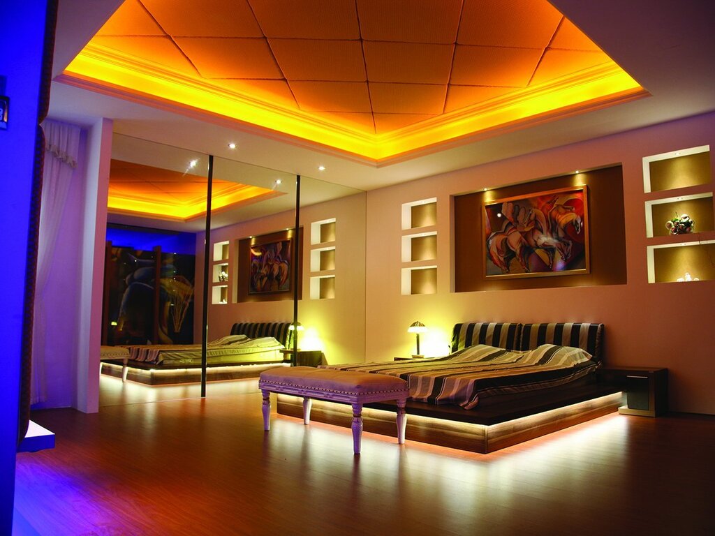 Ceiling strip lighting