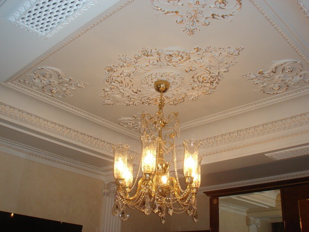 Molding on the ceiling in the apartment photo