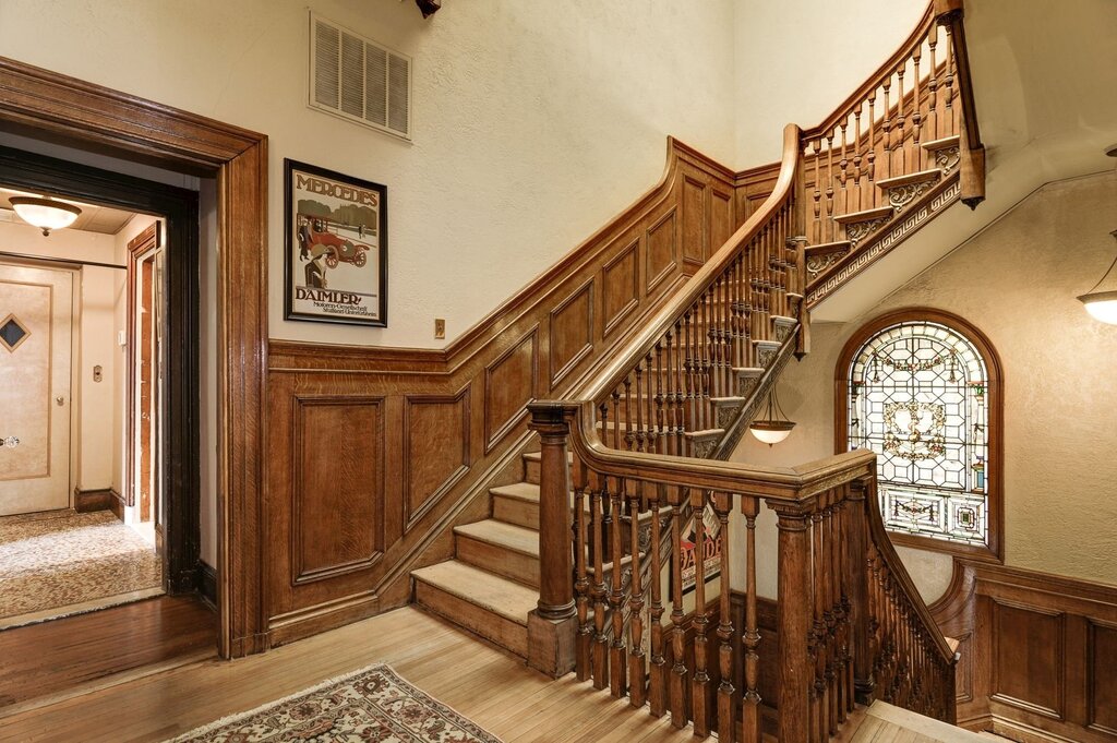 Solid wood staircase