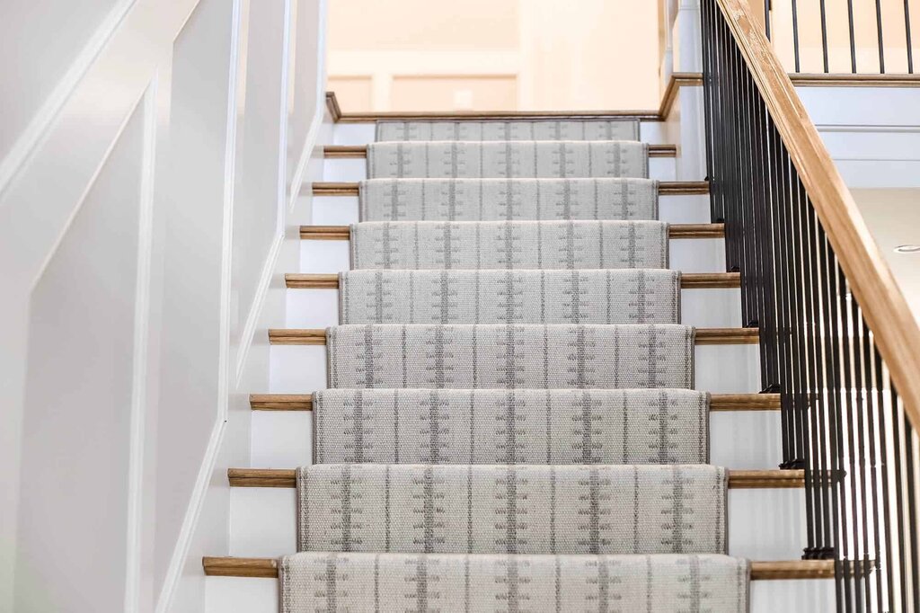 A staircase covered with carpet 28 фото