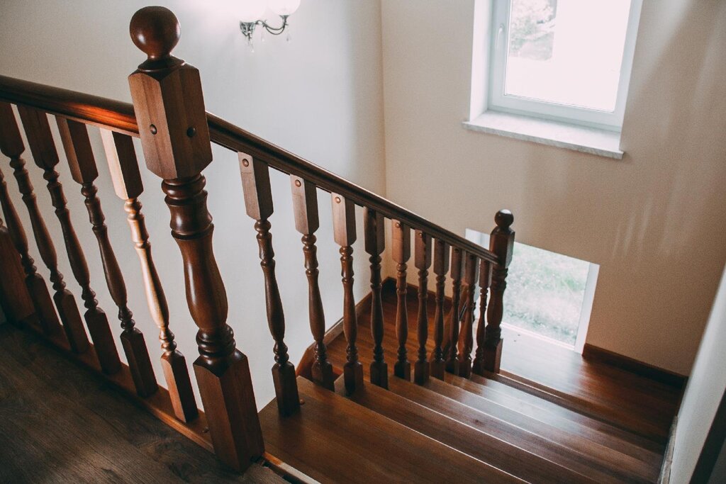 A staircase with white balusters