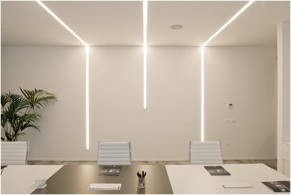 Linear ceiling lighting