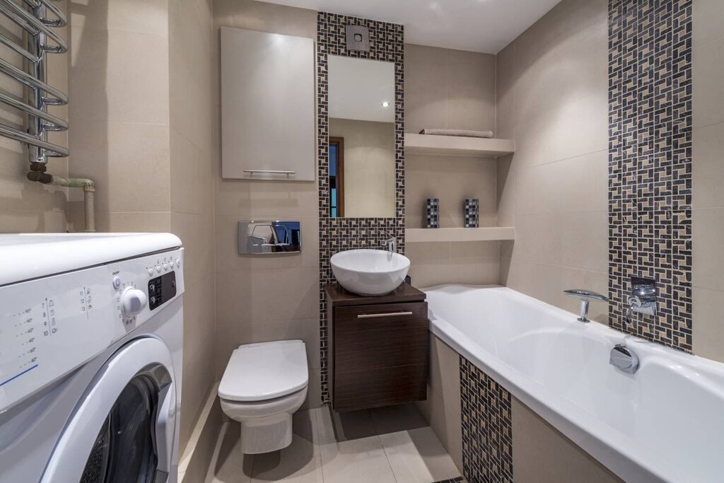 Small combined bathroom with toilet