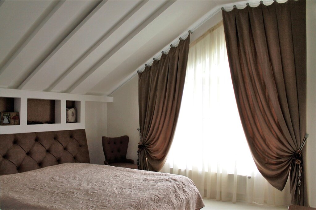 Attic cornice