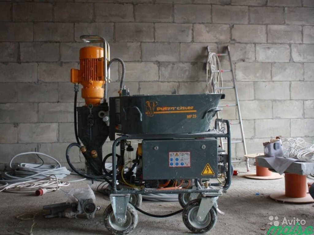 Mechanized plastering with glossing