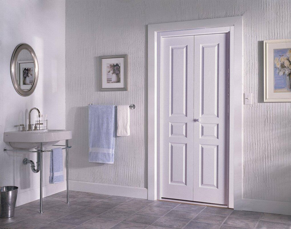 Interior doors to the bathroom