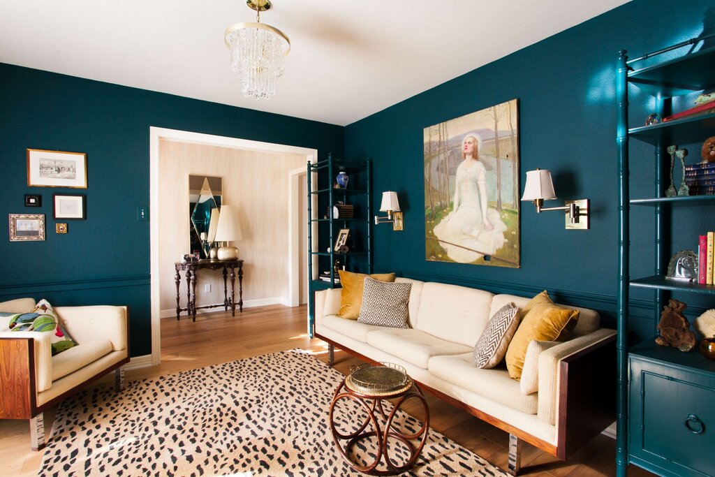 A fashionable wall color in the living room interior