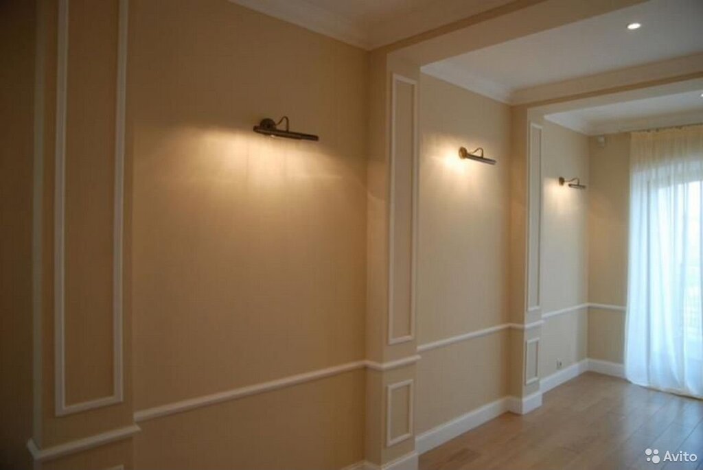 Moldings in the hallway and corridor