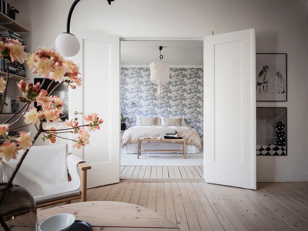 Milk-colored walls in the interior 20 фото