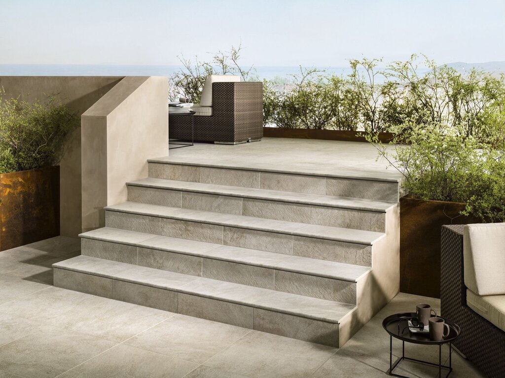 Monolithic steps made of porcelain stoneware