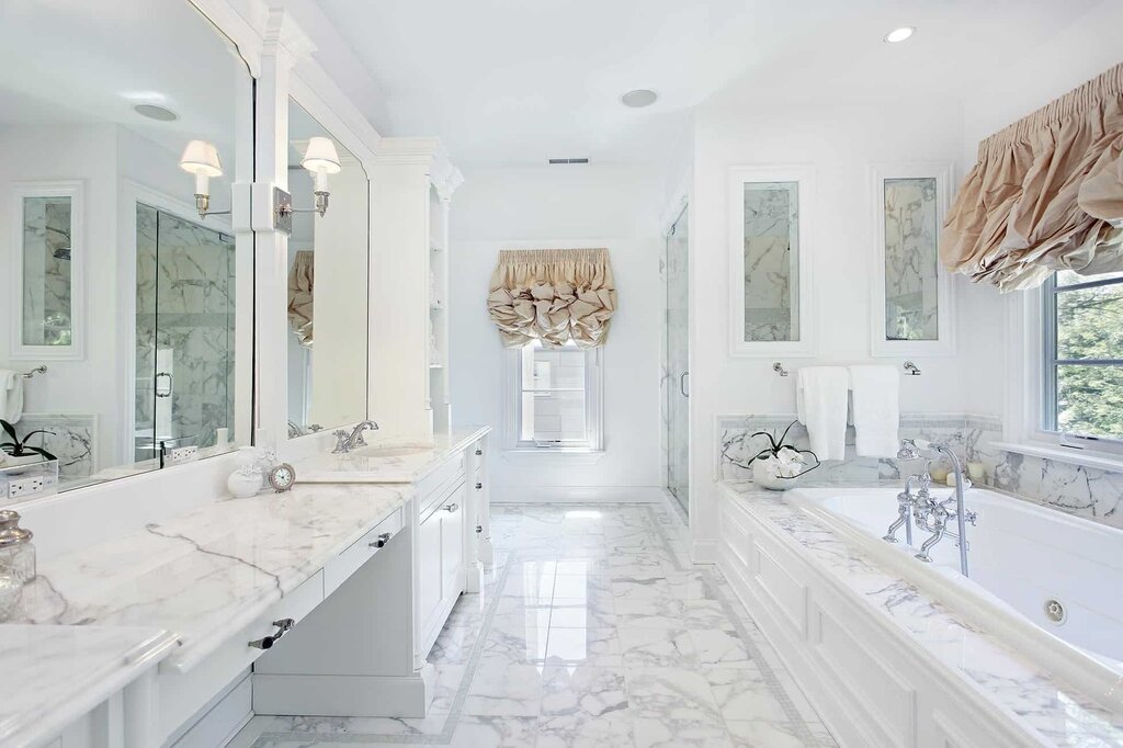 Marble walls in the bathroom