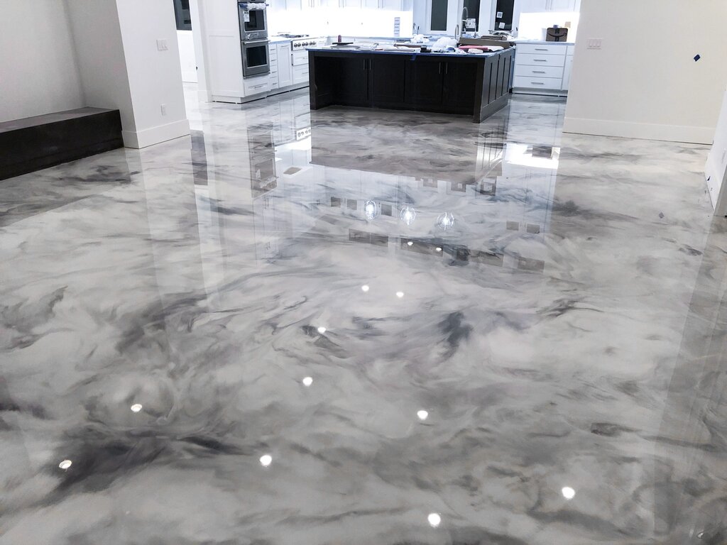 Self-leveling polymer floors with a marble effect