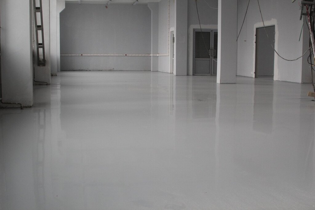 Self-leveling concrete floor in the apartment