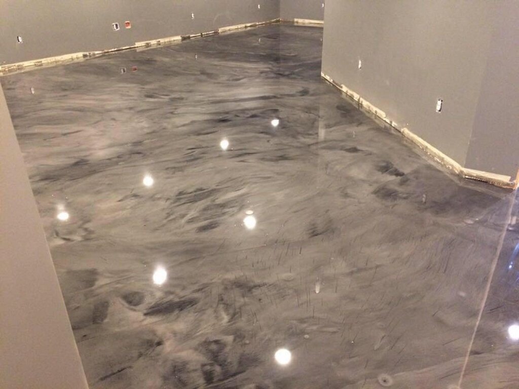 Self-leveling floor with a marble finish