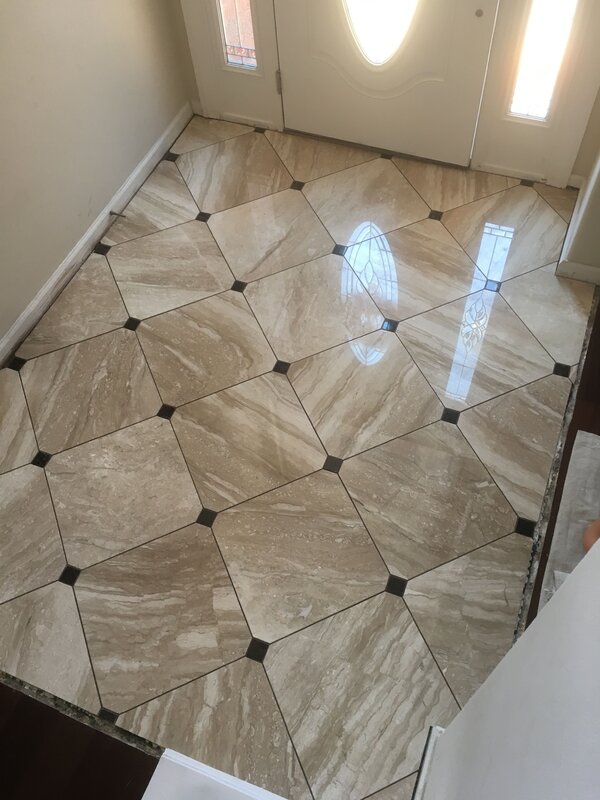 Floor tile with a diamond pattern