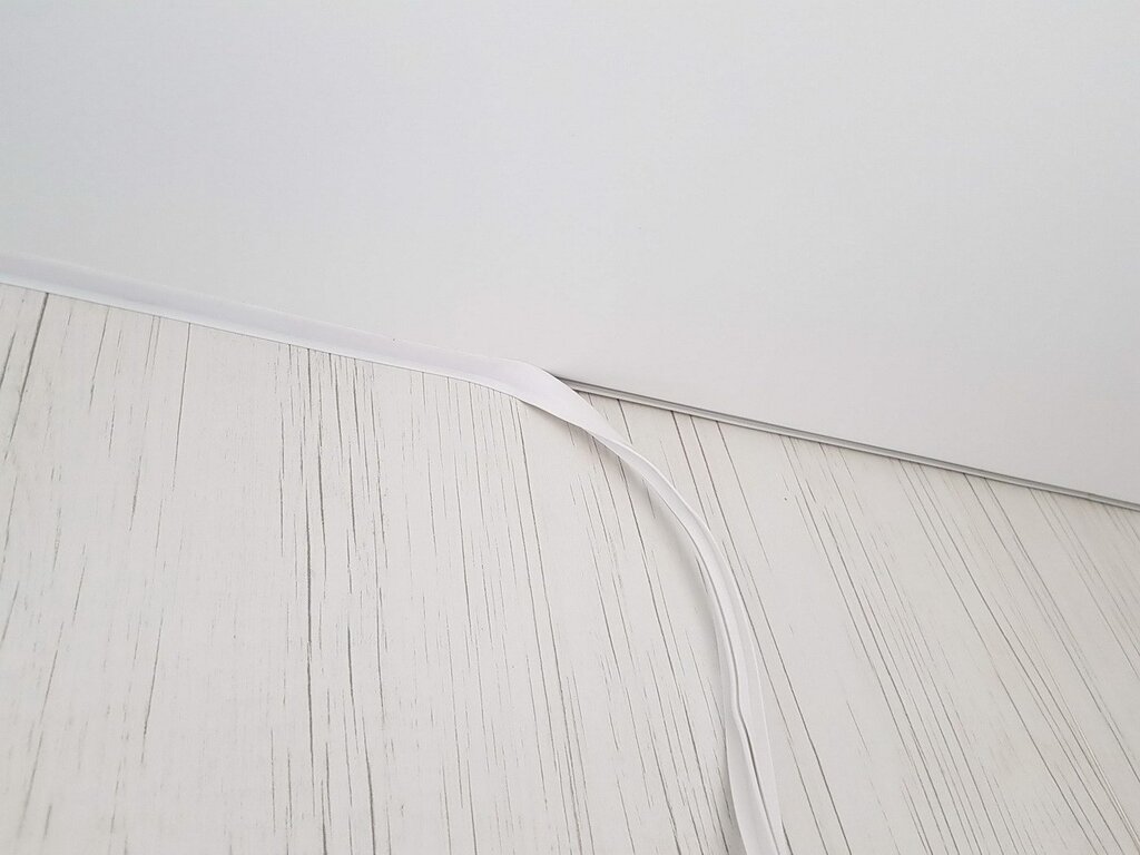 Stretch ceiling without a plug