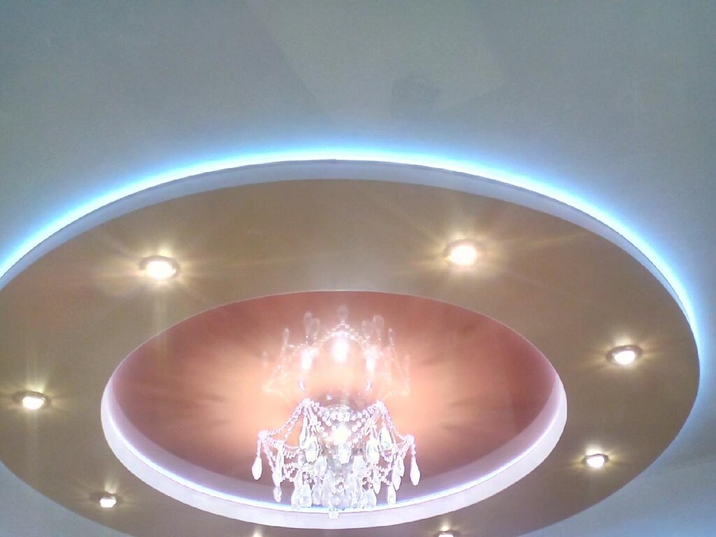 A stretch ceiling with a circle in the center