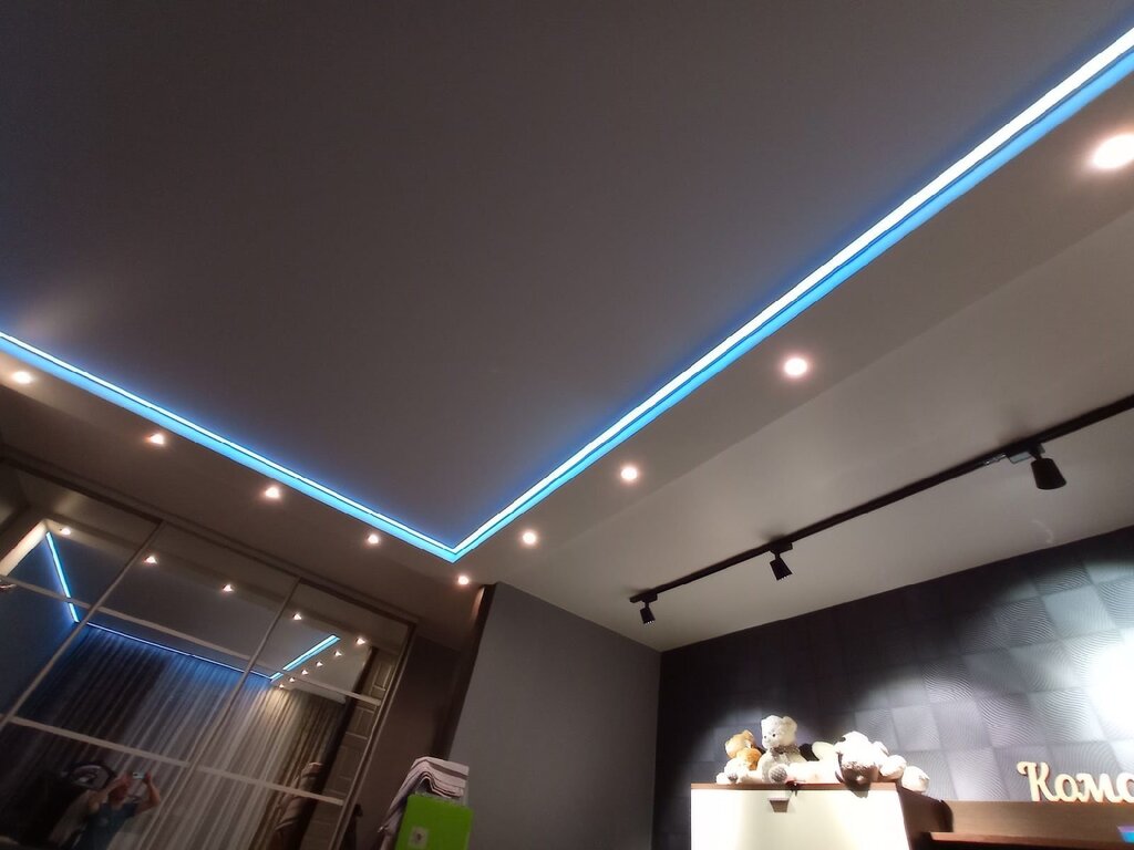 Stretch ceiling with perimeter lighting