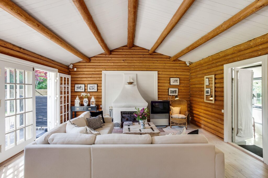 Stretch ceiling in a wooden house