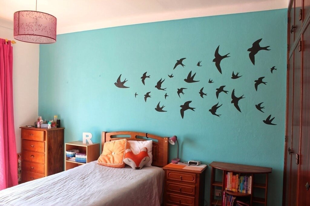 Three-dimensional birds on the wall