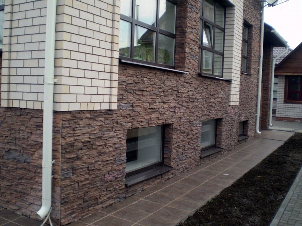 Facing the plinth with artificial stone