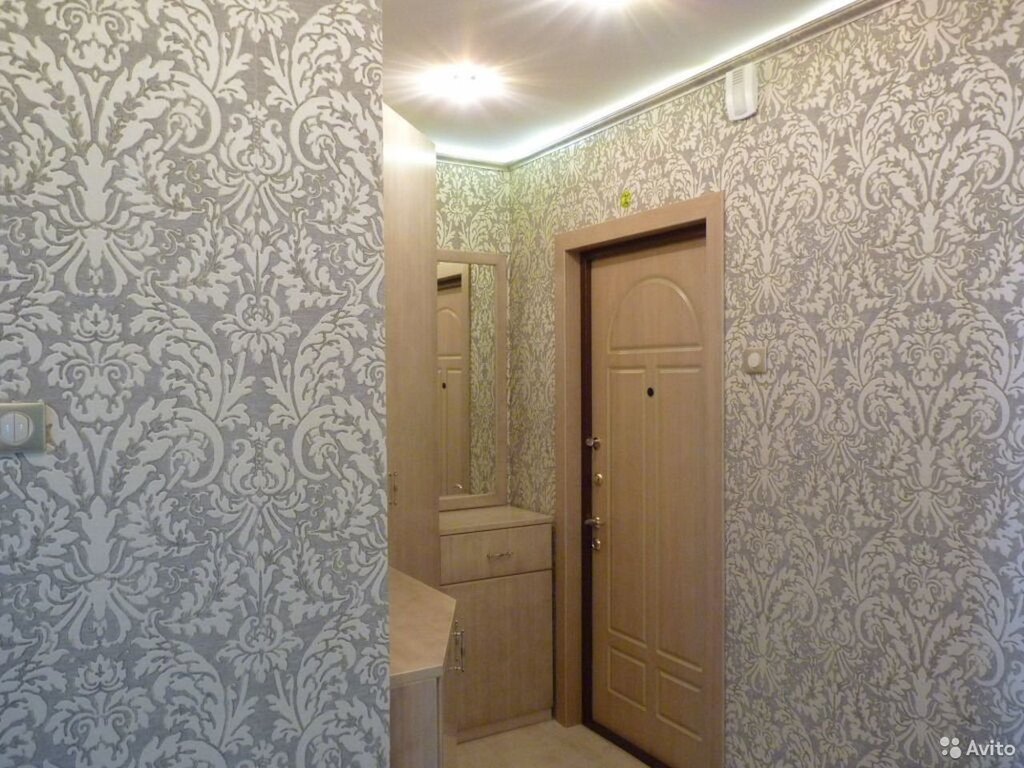 Non-woven wallpaper for the hallway