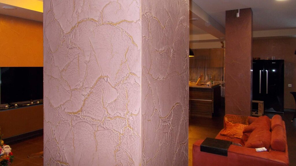 Crackle wallpaper in the interior