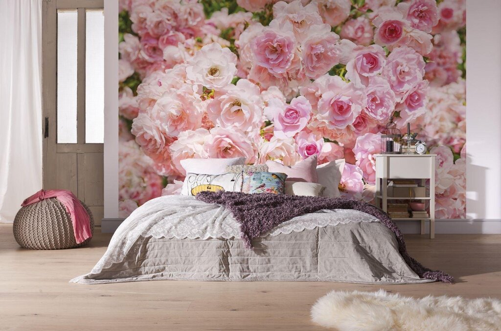 Wallpaper with large flowers