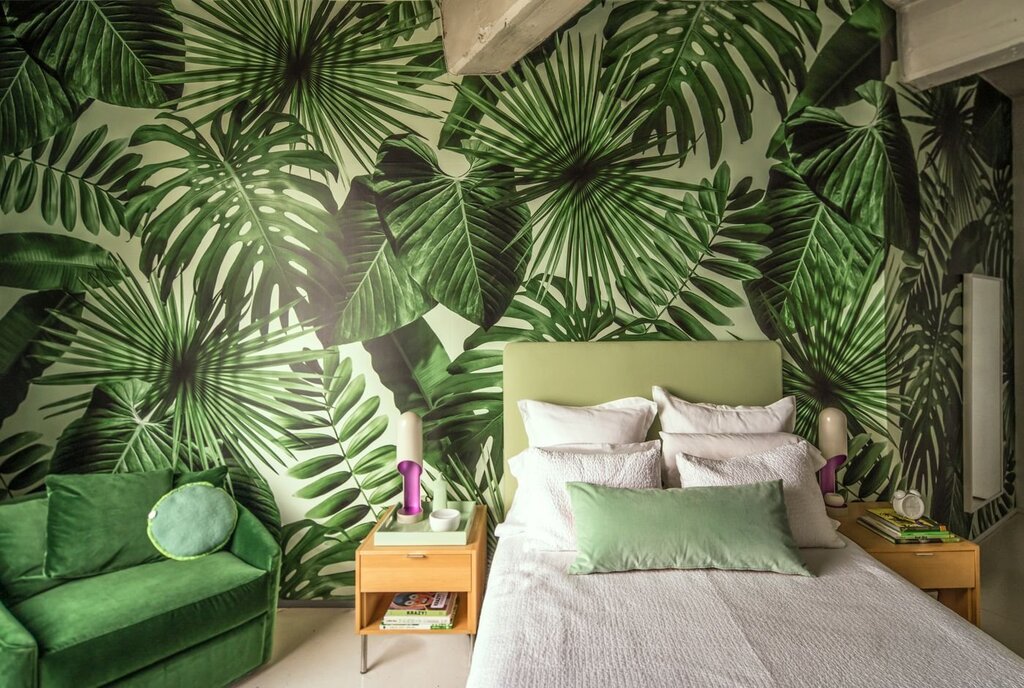 Palm leaf wallpaper in the interior