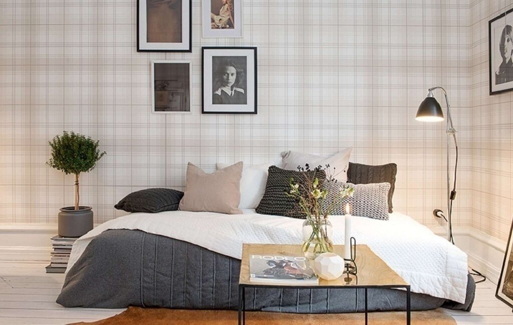 Plaid wallpaper in the interior