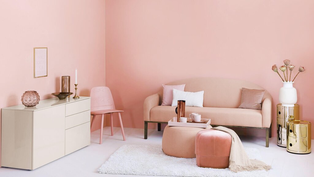 Wallpaper in dusty rose color in the interior