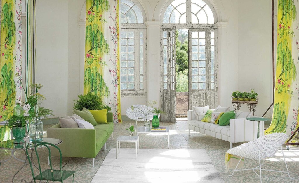 Wallpapers with flowers in the interior