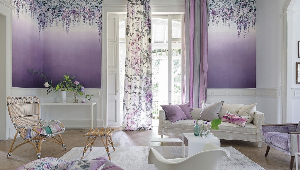 Wallpaper in lilac tones