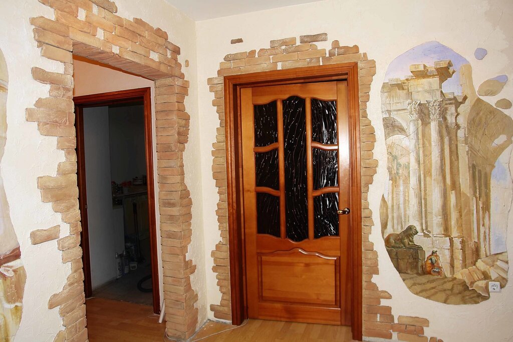 Framing the entrance door with decorative stone