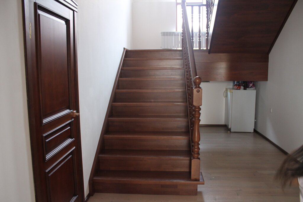 Cladding a metal frame staircase with laminate