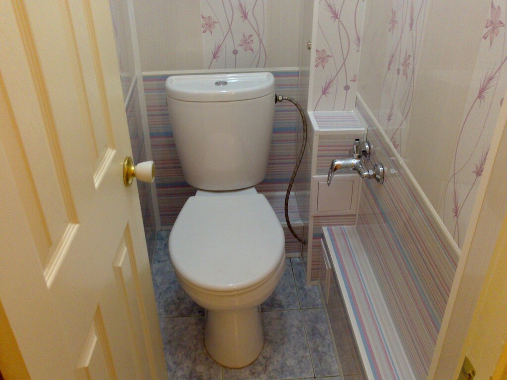 Covering pipes in the toilet with plastic panels