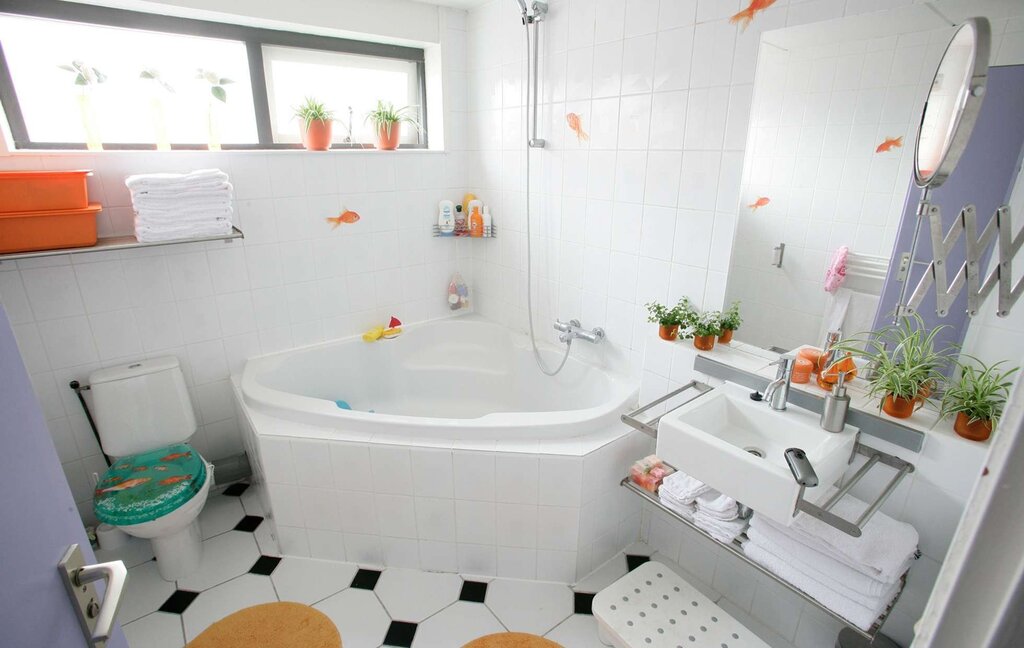 Arranging a small bathroom